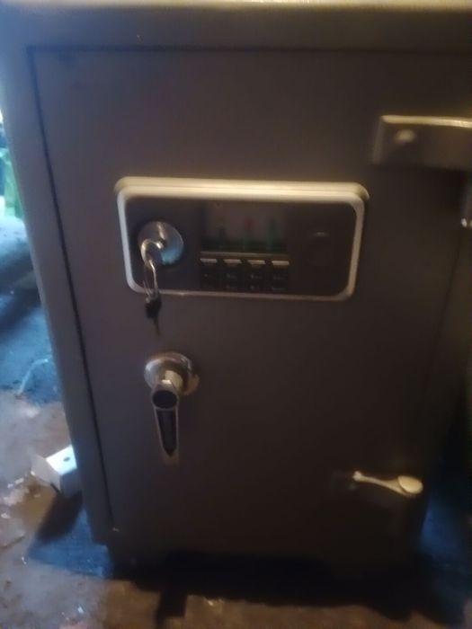Продам Сейф 62*42