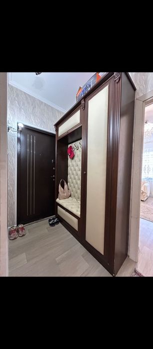 Продается диван, прихожка и люстры