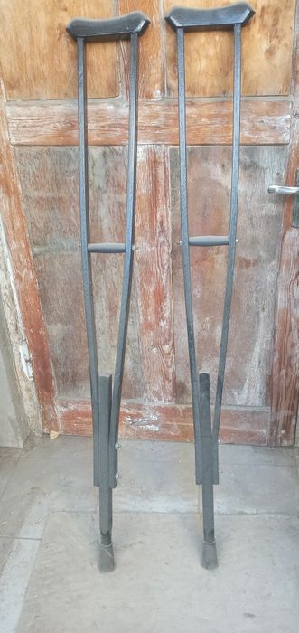 Костыли подмышечьные. Звоните в 20:00.