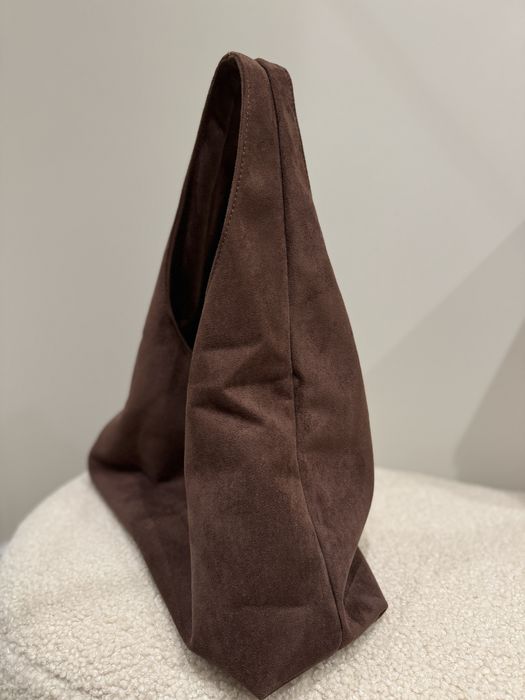 Велурена кафява чанта модел 2025