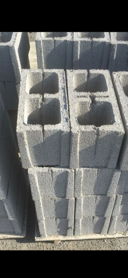 Сплитерные блоки ... качественный бетон.    Перегородочные.. крашенный