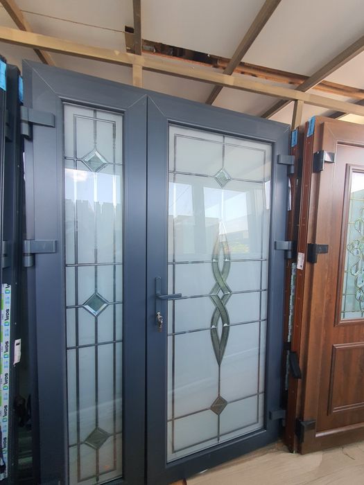 Usa de intrare premium cu  6 camere si trei sticle disponibil pe stoc