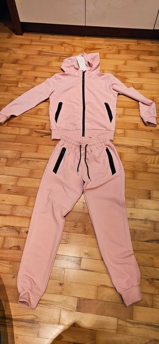 спортен екип розов