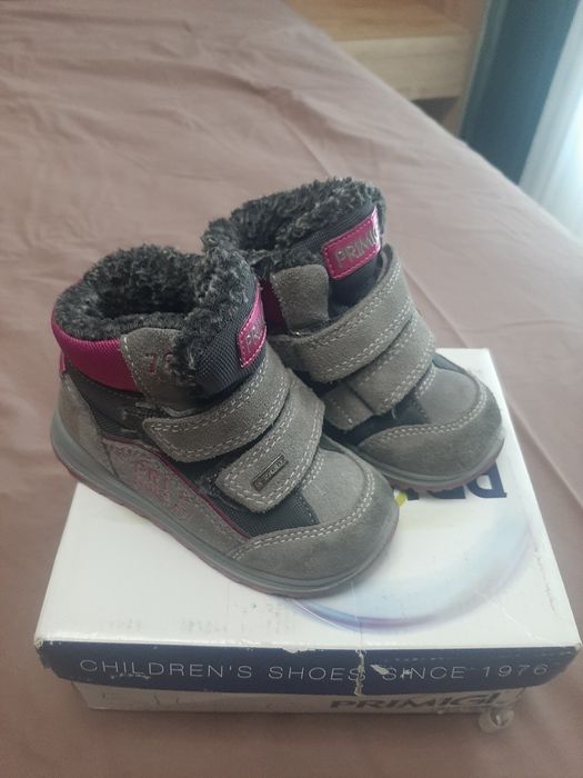 Обувки за момиче 21 и 23 номер