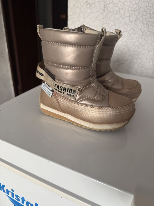 Зимний детский обувь 26 размера , почти новые одевали 2 месяца  только