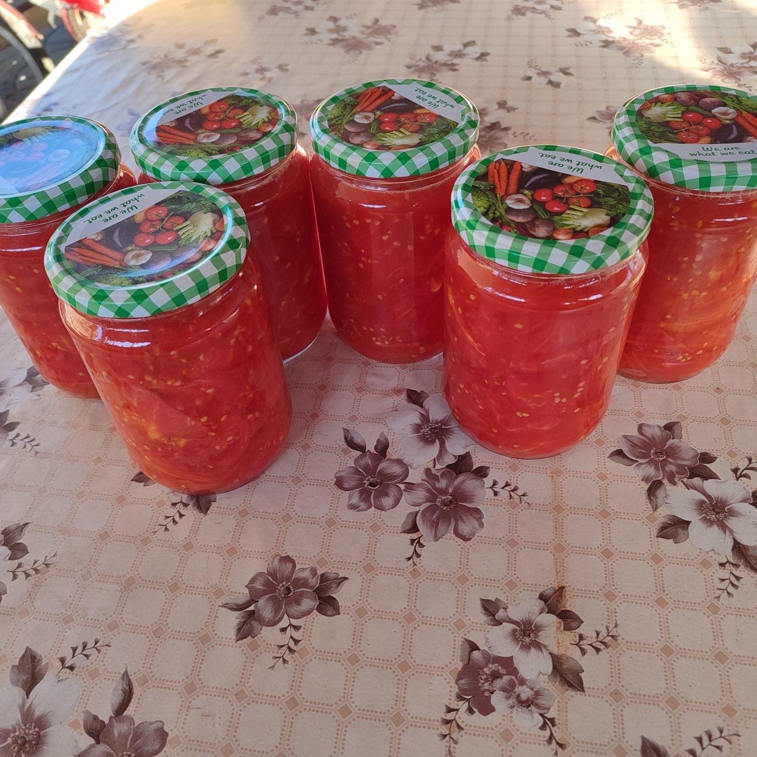 Продавам консерва белен домат