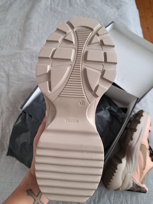 Нови спортни обувки