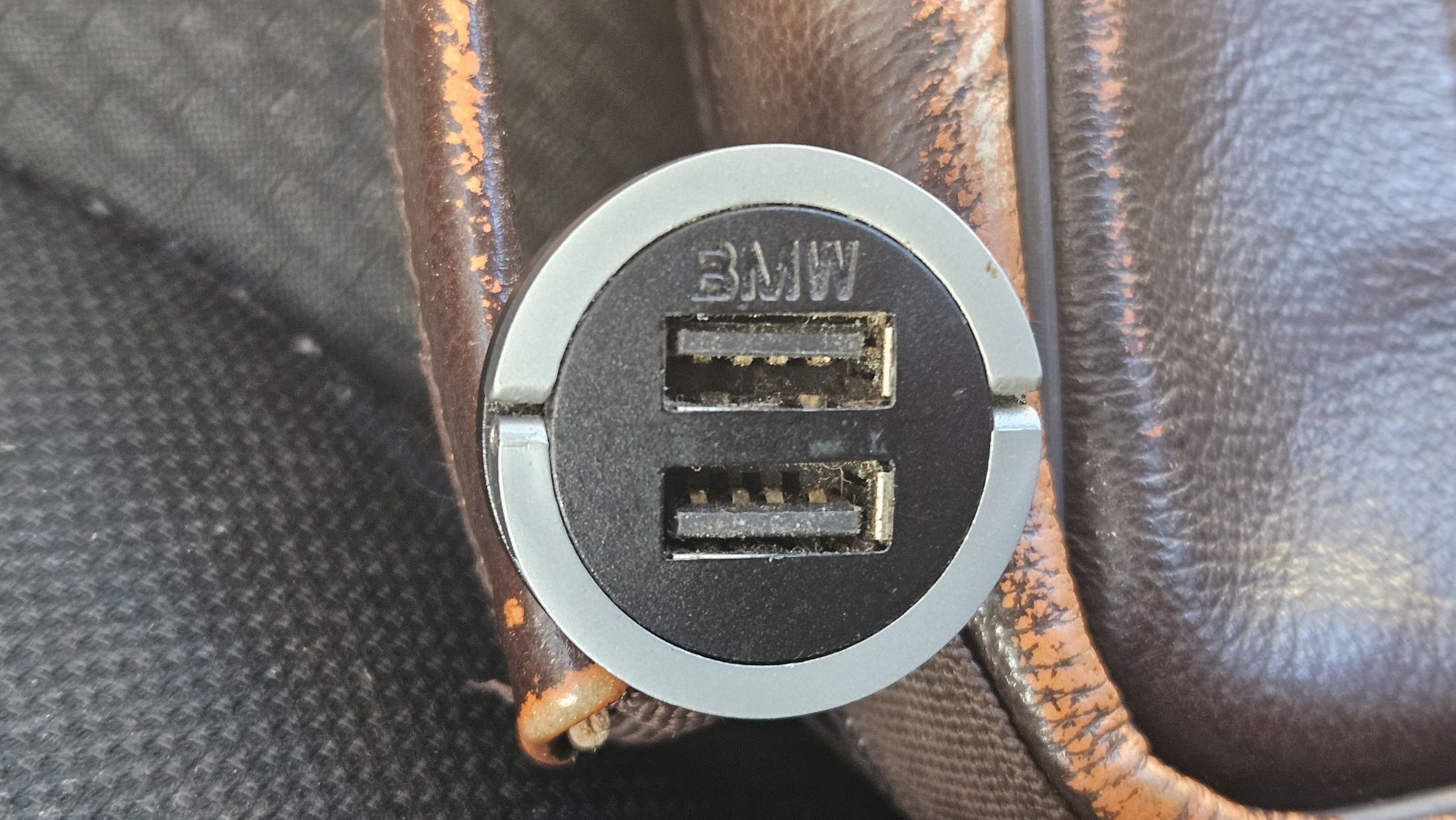 Зарядно с 2 USB за автомобил