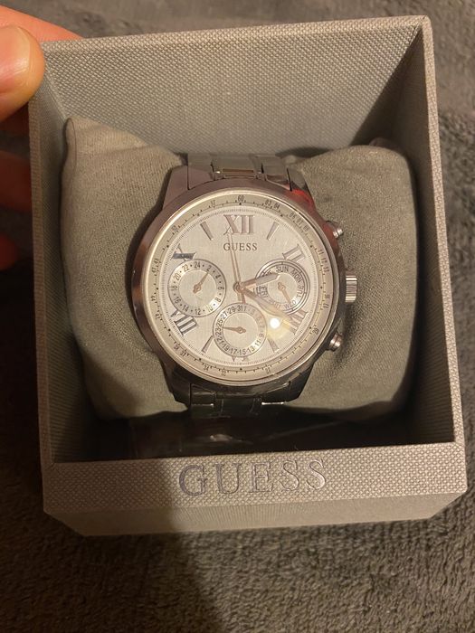 Ceas guess, stare foarte buna, culoare argintiu, trimit si prin posta