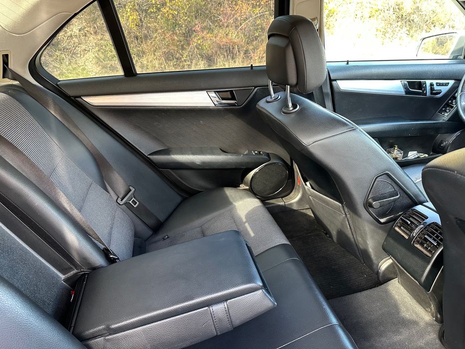 Mercedes C320 CDI 224 к.с. Avantgarde – отлично състояние, обслужен.