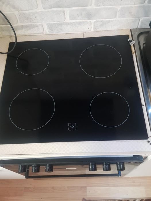 Vând plită electrică noua