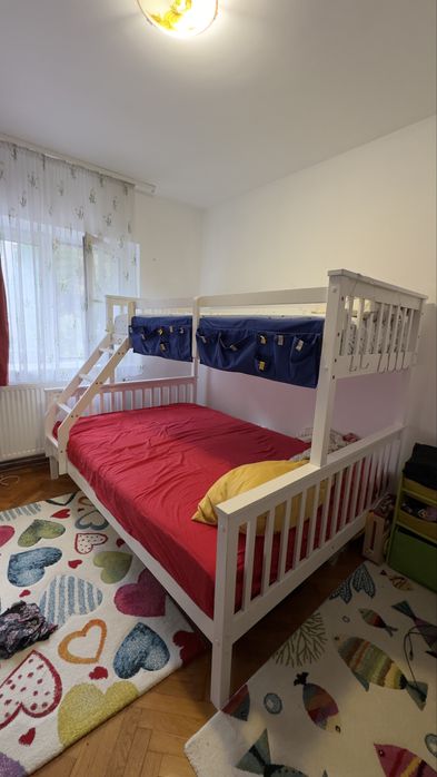 Pat de copii supraetajat.