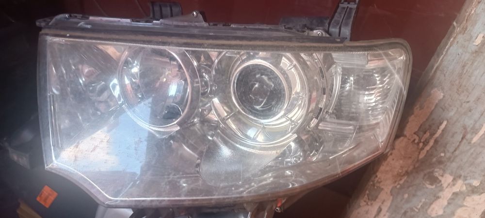 Фара левая Mitsubishi L200 Pajero Sport