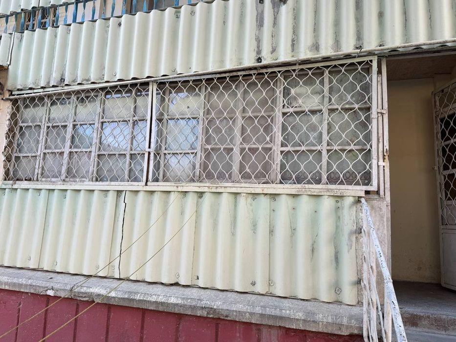 1 etaj 2 xonalik uy sotiladi