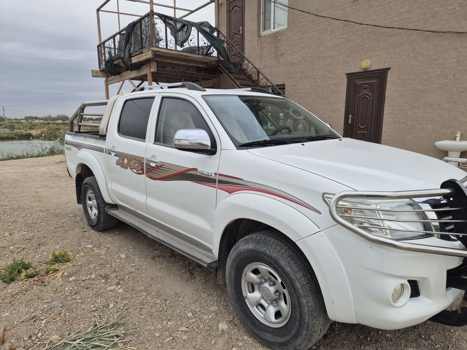 Toyoto hilux 2013 yil 162000 yurgan
