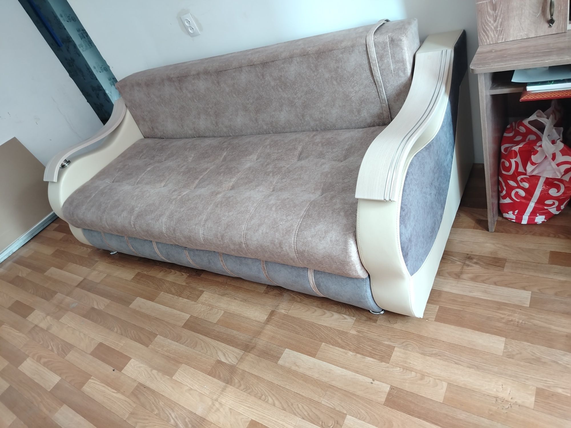 Срочно продам диван расклодной. Года нет как купили. Не клапованый.