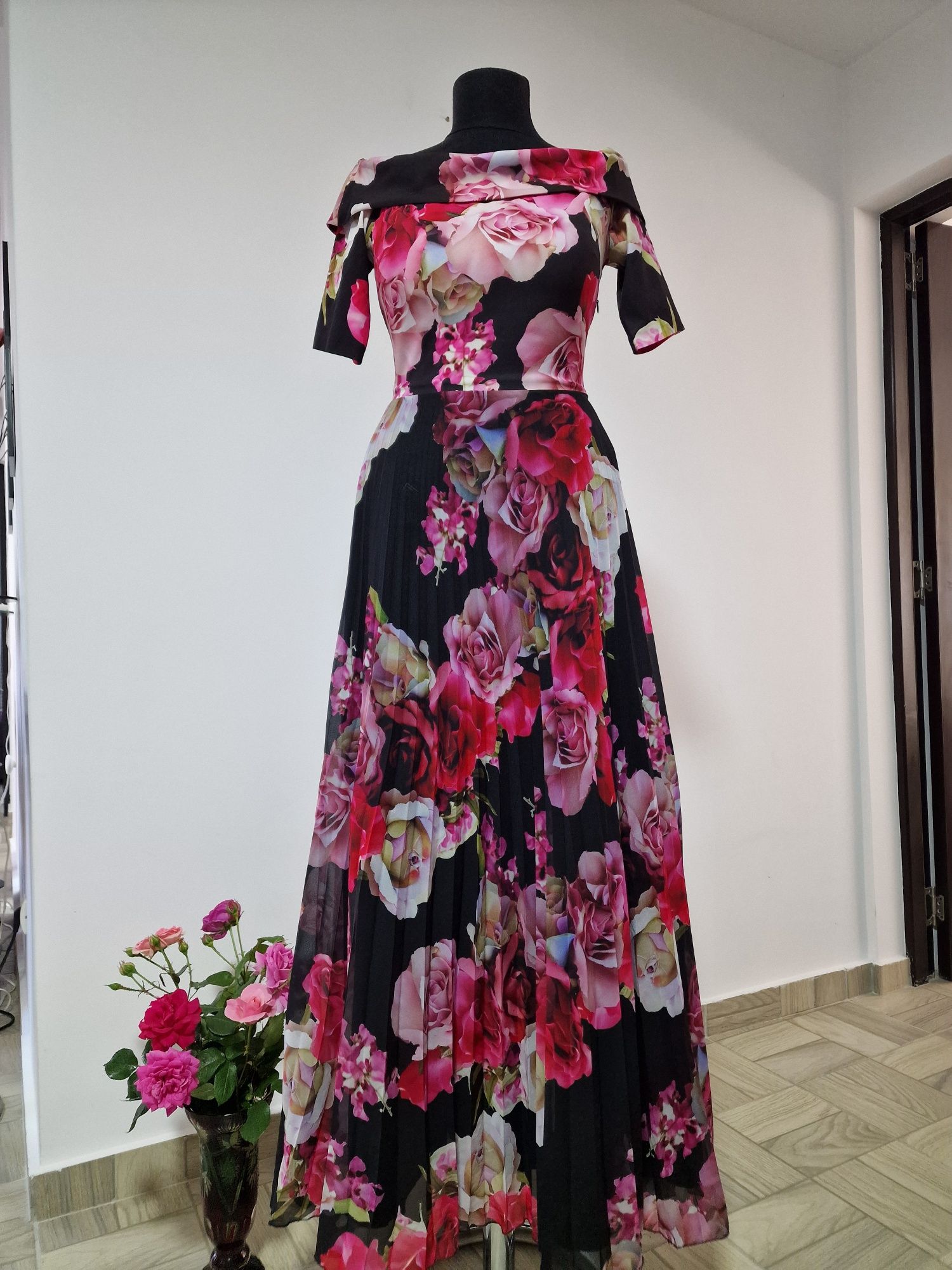 Rochie superba, imprimeu floral, plisata, cu decolteu tip barcuta