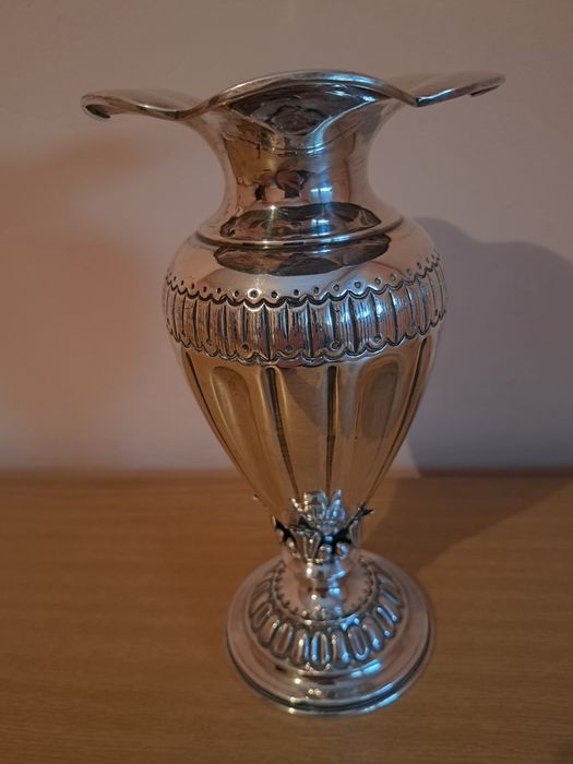 Красива сребърна ваза