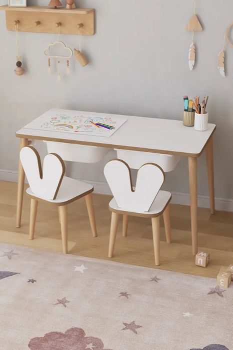 Детска масa със два стола + подарък ролка хартия за рисуване