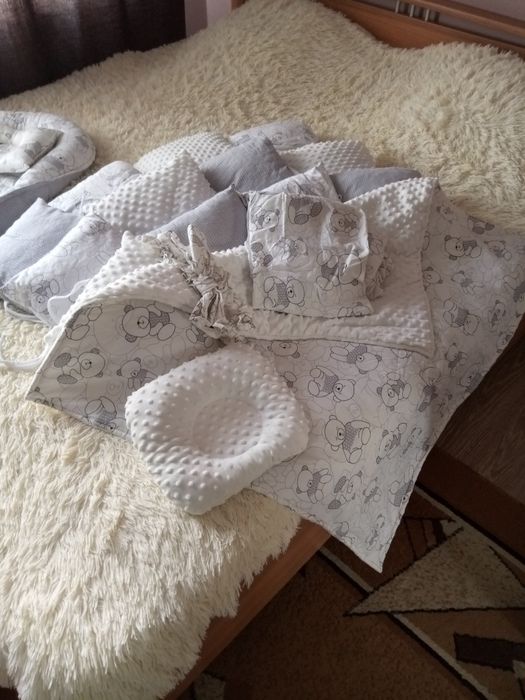 Продам постельный набор в кроватку малыша