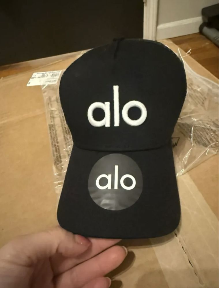 Alo yoga шапка с етикети