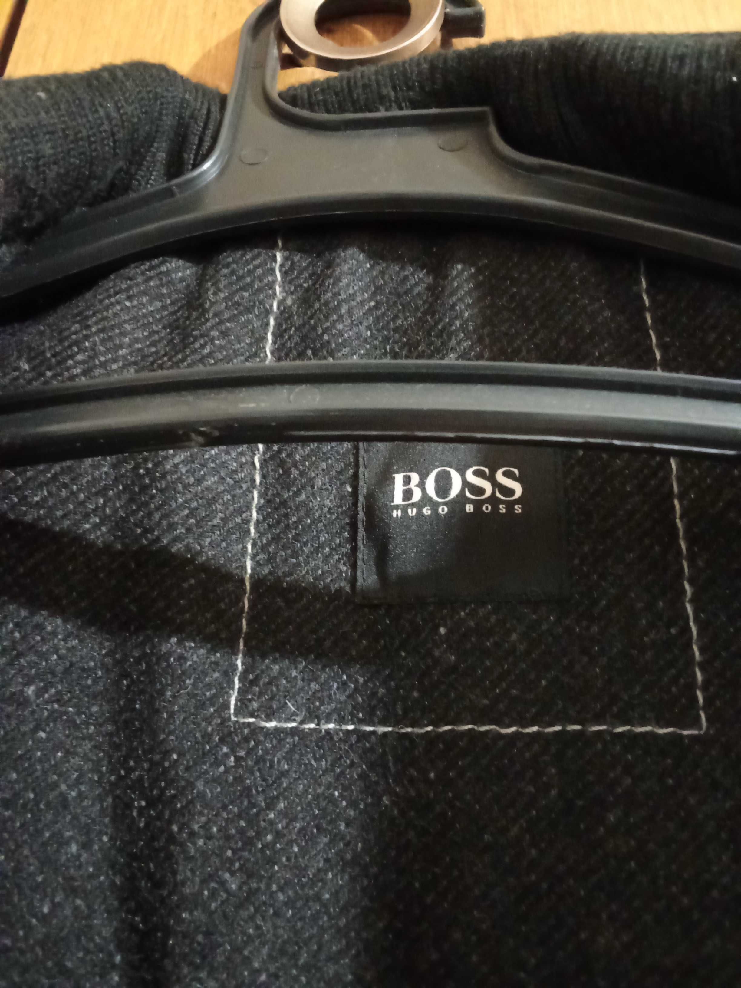 Продавам оригинално марково зимно палто HUGO BOSS размер XL