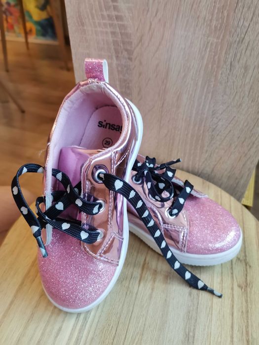 Детски лачени кецове