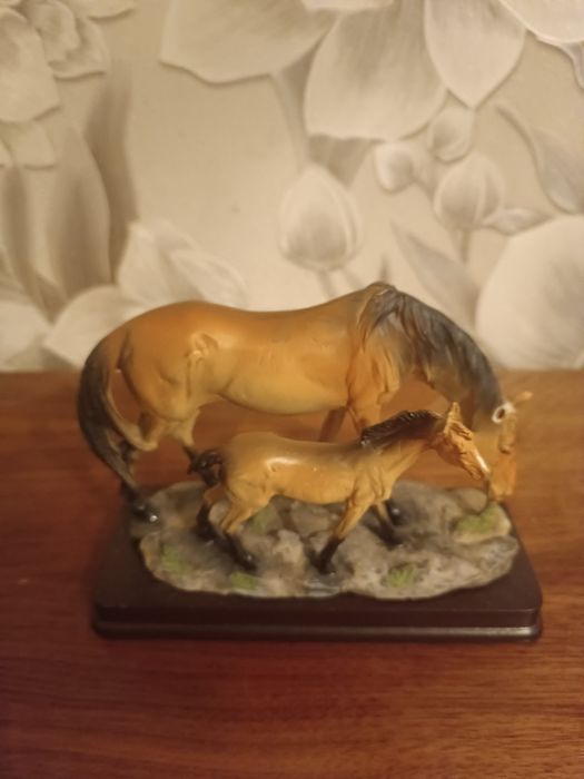 Статуэтка лошадь с жеребенком.