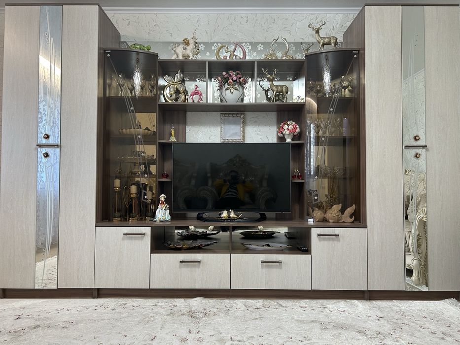 Продам гарнитур для зала очень большой красивый стеклянный