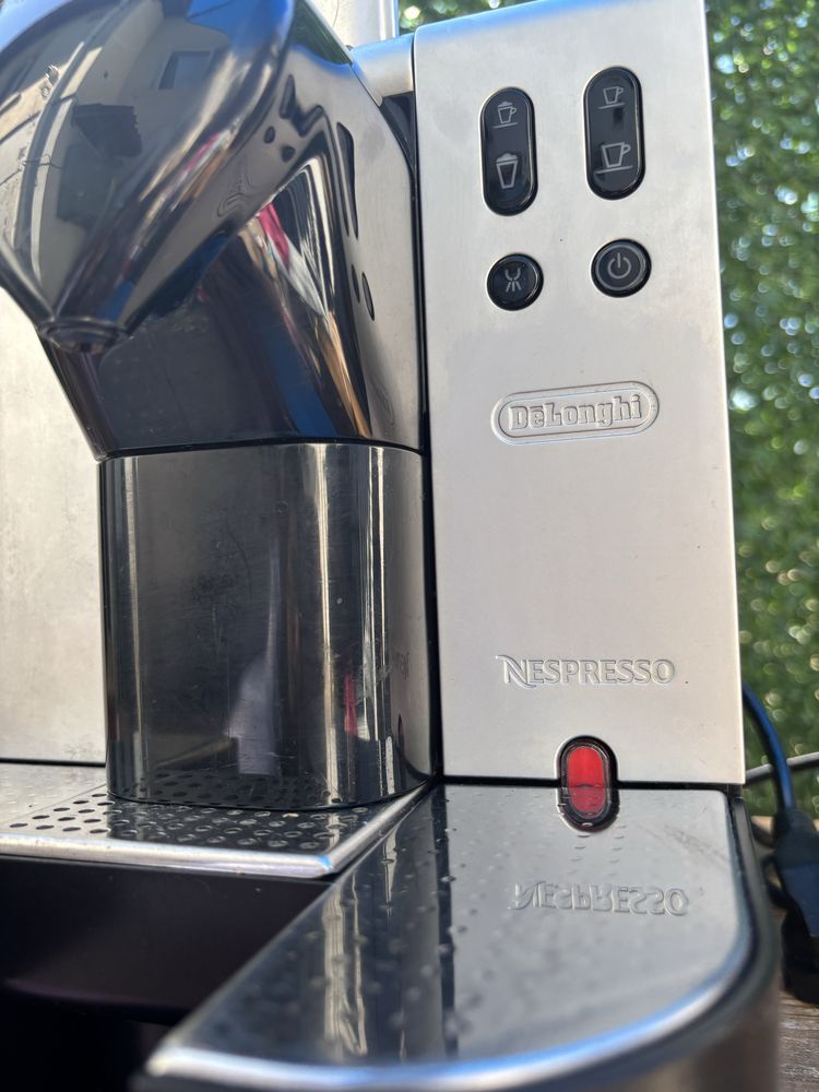 Кафемашина DeLonghi Nespresso Lattissima