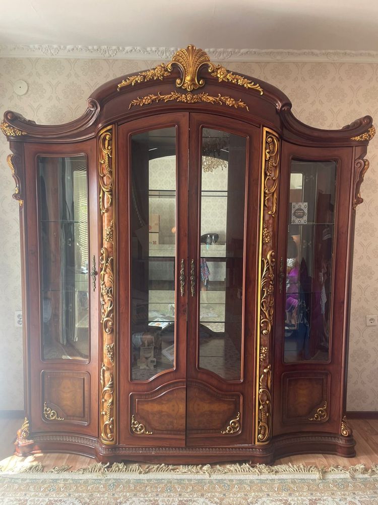 Сервантный шкаф.