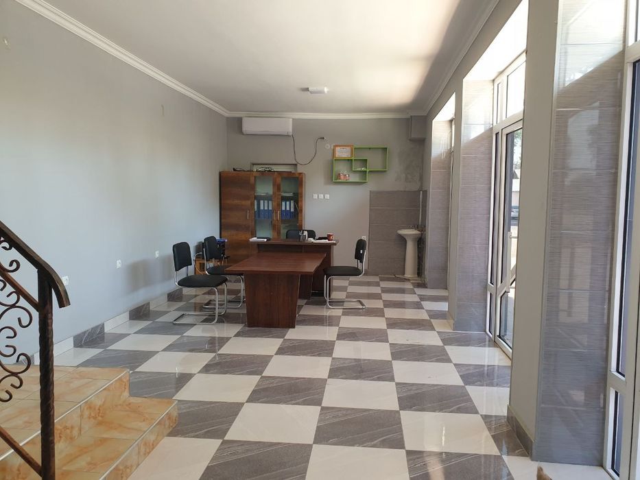 Продаю коммерческое здание,плюс частный дом 7 комнат в городе Сырдарья