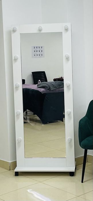 Зеркало напольное на колесах