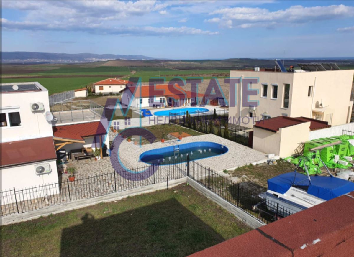 Продава класическа едноетажна къща с 3 спални - в гр. Каблешково,