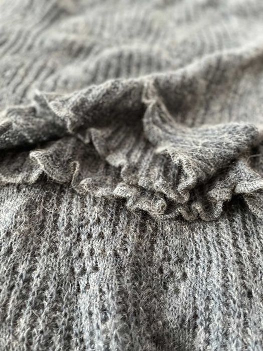 Шалове в жълто и синьо, червено пончо и масленозелена шапка