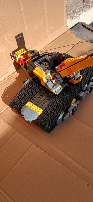 Лего багер с уникални двуредови вериги.