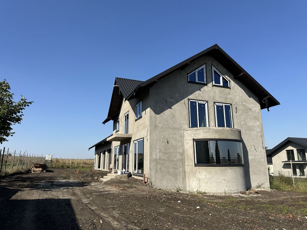 Casa de vanzare in Moara Nica in zona bisericii noi