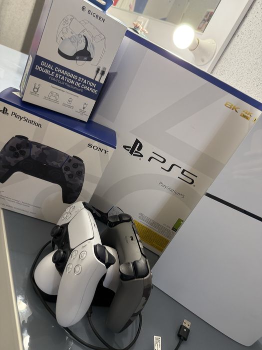 PlayStation 5 - с 2 джоистика и поставка /зарядно/ за тях - в Гаранция