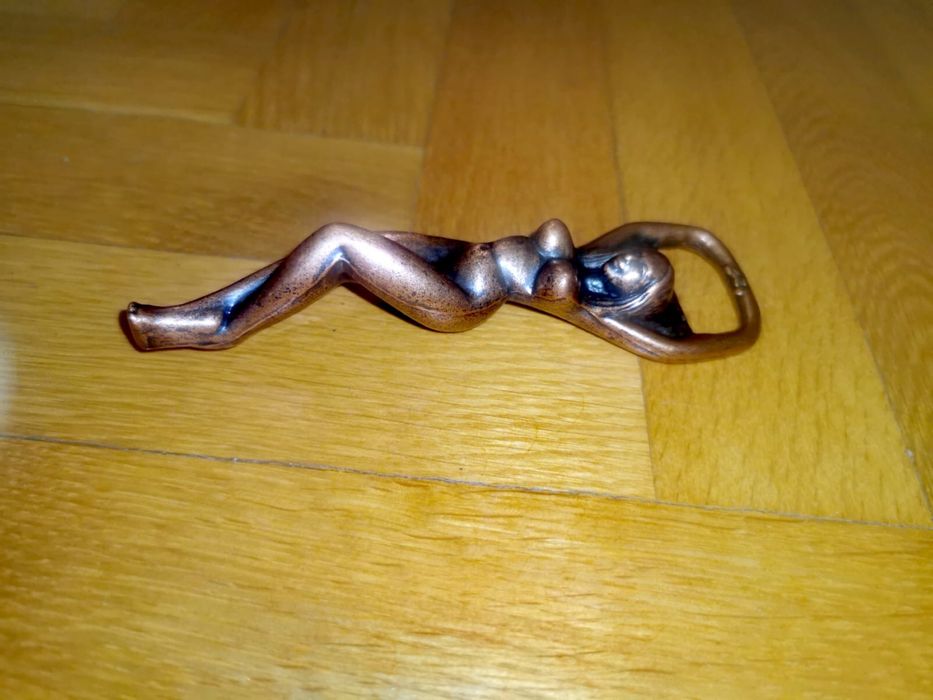 Месингова отварачка за бутилки винтидж женска гола фигура скулптура