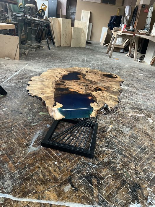 Налична уникална маса от орех и епоксидна смола