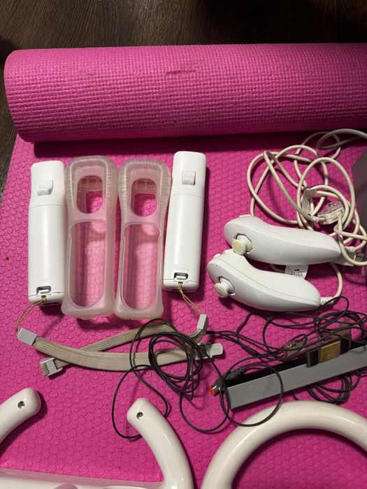 Consola Nintento Wii + 2 telecomenzi + 2 volane + 2 nunchuks si joc ca