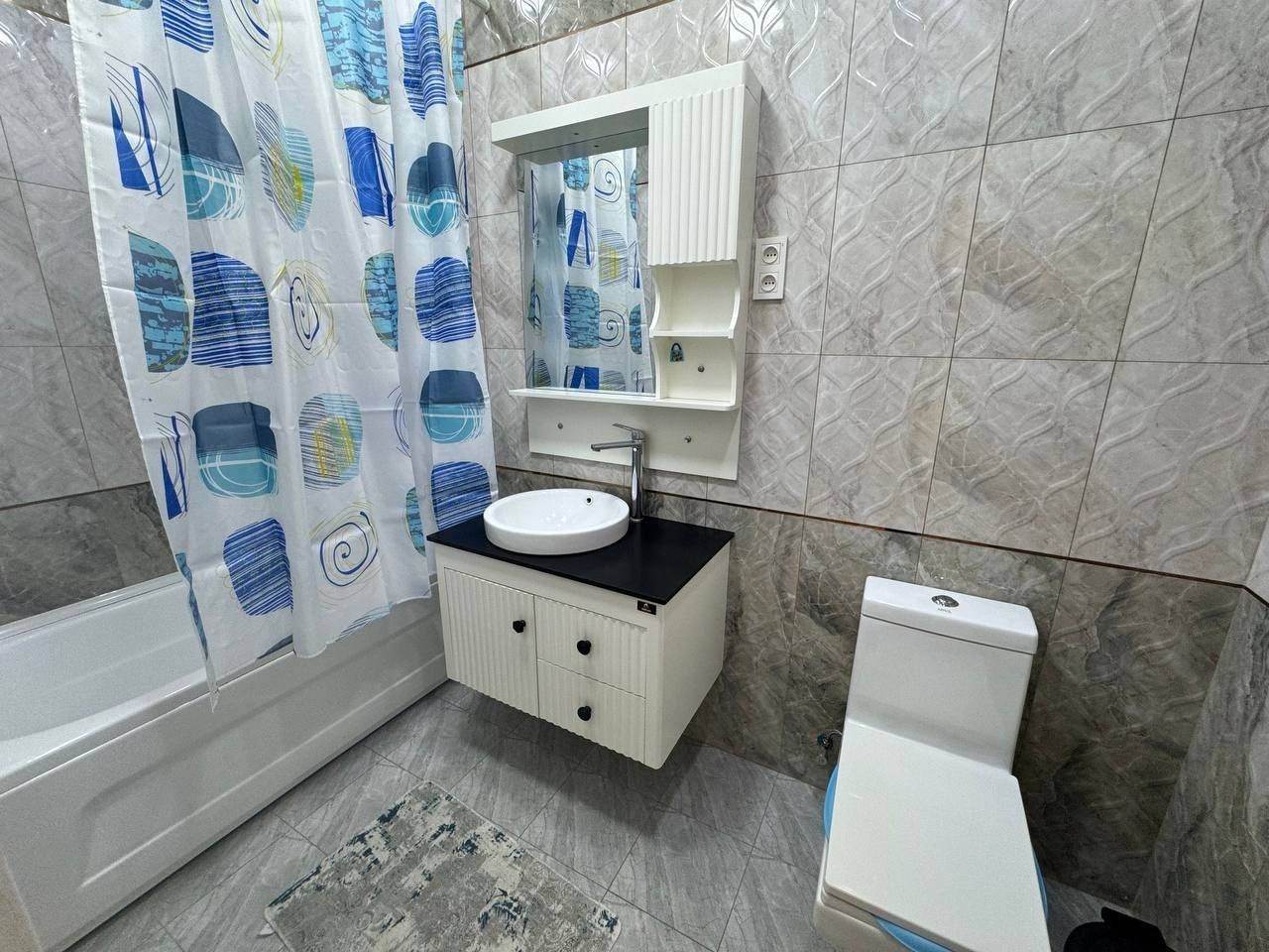 2-xonali 2-qavatda 65m² kvartira sotiladi.
7-qavatli Liftli dom.
Barch