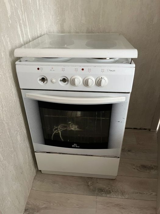 Продам плитку находится пос Грэс (аксу) работают 2 конфорок и духовка