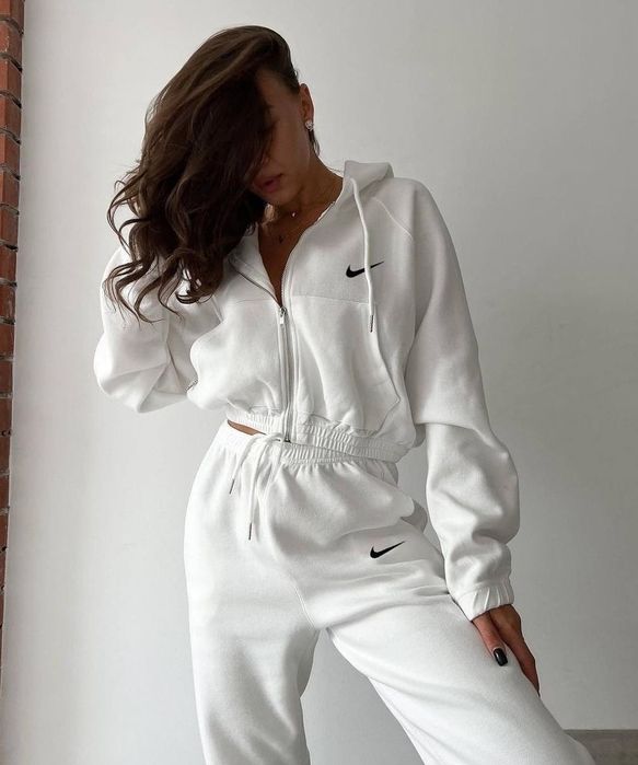 Nike Дамски Спортни Екипи (S-L) Различни Цветове