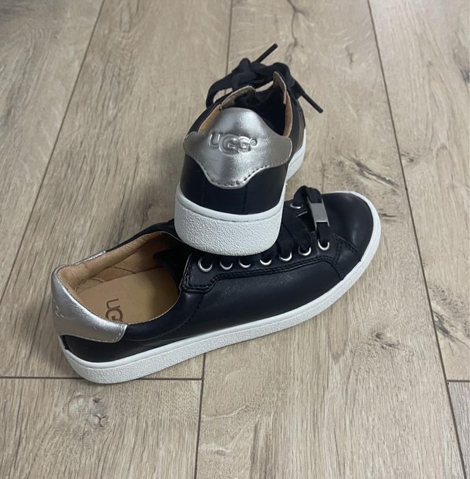 Tenesi UGG Dama produs Original Nou la pret Redus