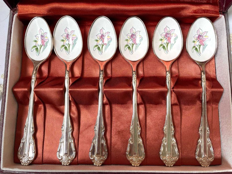 Красиви посребрени лъжички в кутия, закупени от Англия