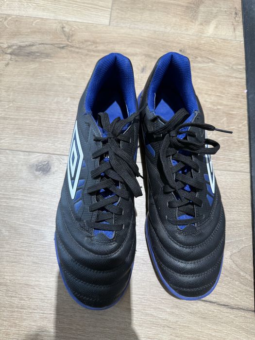 Продам кроссовки для футбола Umbro в хорошем состоянии,1-2 раза одевал