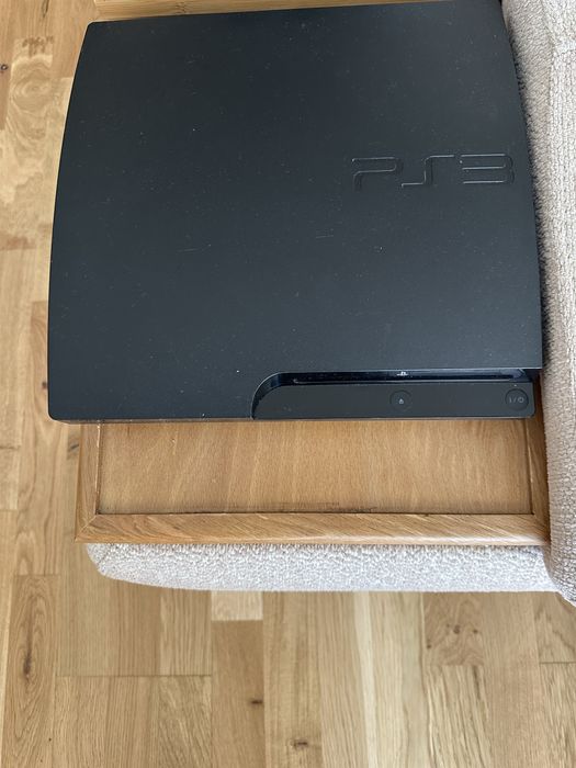 PS3 320 GB два джойстика