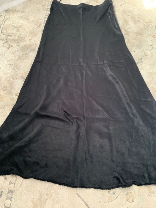 Zara fusta satin pe corp