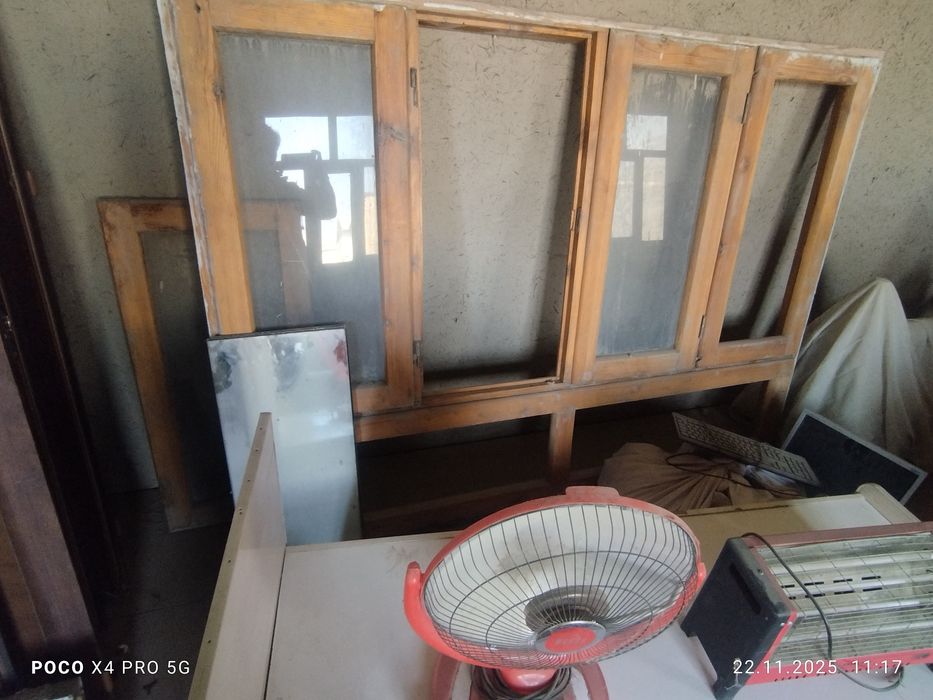 Akfa eshiklar. Va. Taxtalik deraza sotiladi srochni. Xolati yaxshi 1 y